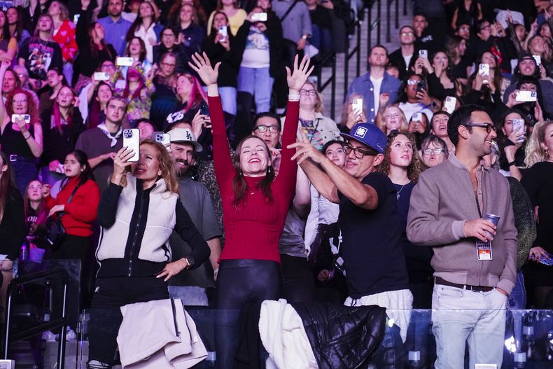 Miembros de la audiencia ven a Katy Perry actuar durante el concierto benéfico FireAid el jueves 30 de enero de 2025 en Intuit Dome en Inglewood, California. (Foto Jordan Strauss/Invision/AP)