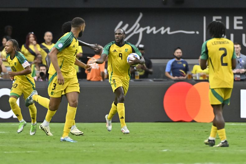 Michail Antonio (9) celebra tras marcar el primer gol de Jamaica ante Ecuador en el partido contra Jamaica por el Grupo B de la Copa América, el miércoles 26 de junio de 2024, en Las Vegas. (AP Foto/David Becker)