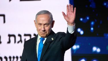 El primer ministro de Israel, Benjamin Netanyahu, saluda durante un acto de su partido, el Likud, en Tel Aviv, Israel, el 17 de septiembre de 2026. (AP Foto/Ariel Schalit)