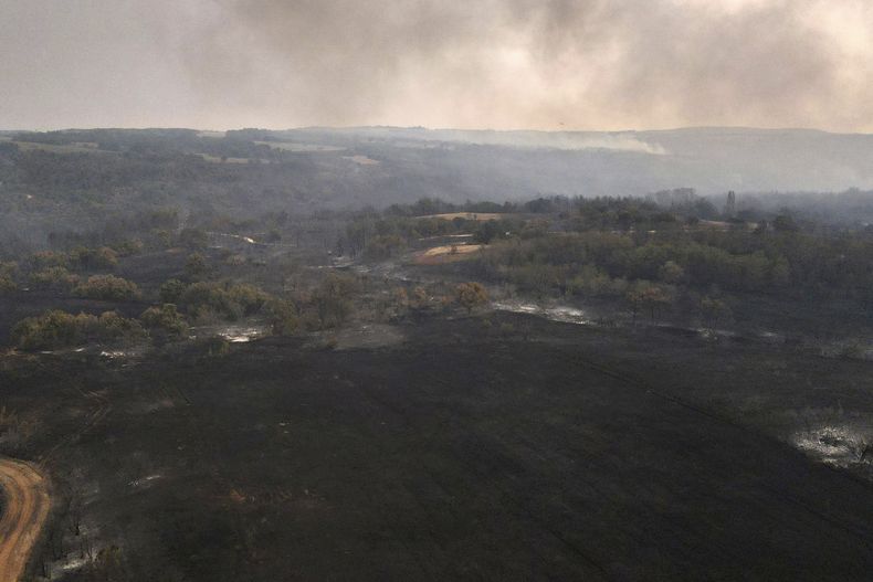 Arde un incendio forestal en la aldea de Giannouli, región de Evros en el noreste de Grecia, 31 de agosto de 2023. (e-evros.gr via AP)