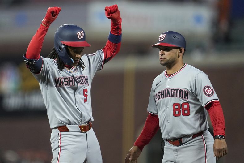 CJ Abrams (5), de los Nacionales de Washington, festeja luego de conectar un sencillo remolcador ante los Gigantes de San Francisco, en el juego del martes 9 de abril de 2024 (AP Foto/Godofredo A. Vásquez)