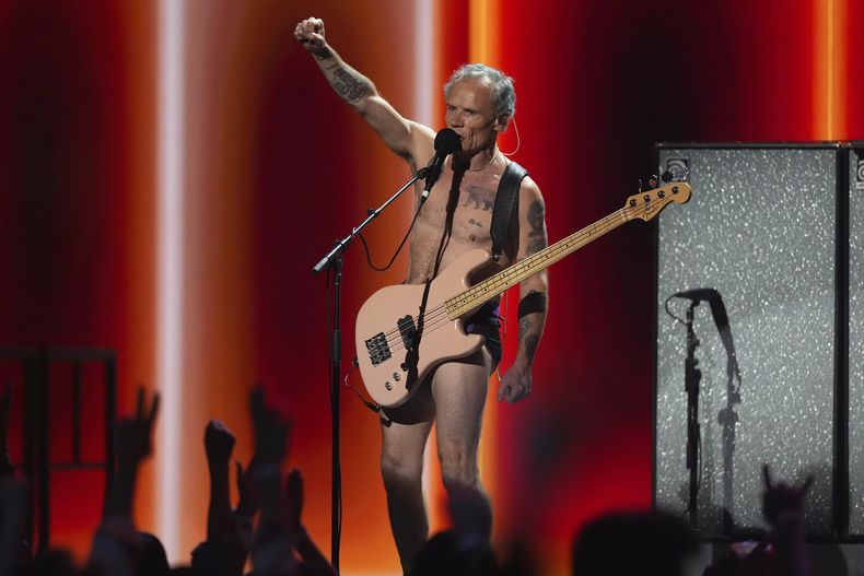 Flea of Red Hot Chili Peppers se presenta durante el concierto benéfico FireAid el jueves 30 de enero de 2025 en The Forum en Inglewood, California. (Foto AP/Chris Pizzello)