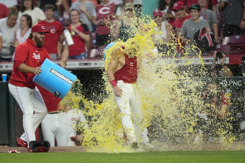 TJ Friedl, de los Rojos de Cincinnati, está empapado después de que conectó un sencillo durante la novena entrada contra los Atléticos de Oakland, el jueves 29 de agosto de 2024, en Cincinnati. Los Rojos ganaron 10-9. (AP Foto/Carolyn Kaster)