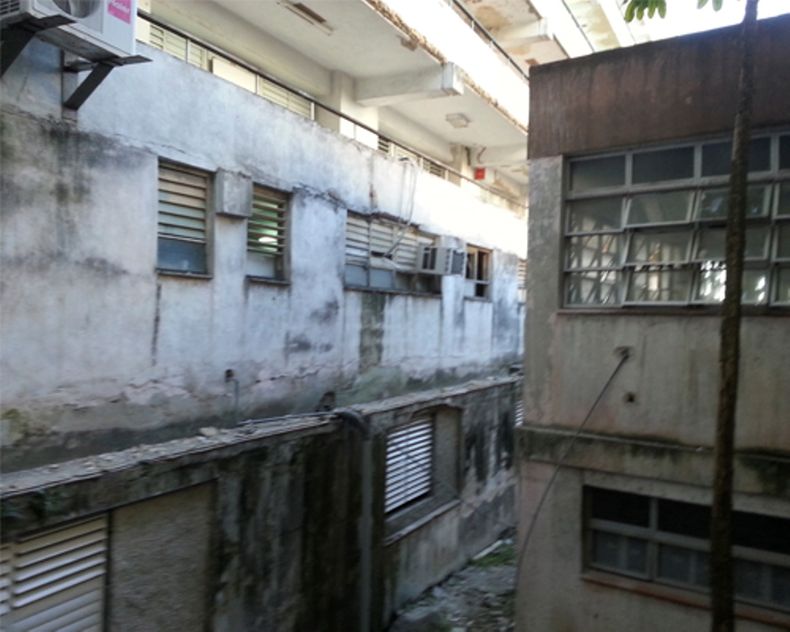 Parte trasera de las salas del hospital.