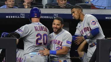 Pete Alonso, de los Mets de Nueva York, festeja con sus compañeros luego de conectar un jonrón ante los Yanquis de la misma ciudad, el martes 25 de julio de 2023 (AP Foto/Frank Franklin II)