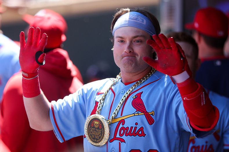 Blaze Jordan, de los Cardenales de San Luis, celebra el primer jonrón de su carrera contra los Mellizos de Minnesota durante la séptima entrada de un partido de béisbol, el sábado 13 de junio de 2026, en Minneapolis. (Foto AP/Matt Krohn)