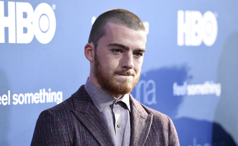 ARCHIVO - Angus Cloud, miembro del elenco del drama de HBO Euphoria, posa en el estreno de la serie en the ArcLight Hollywood, el 4 de junio de 2019, en Los Angeles. Cloud, el actor que interpretó al vendedor de drogas Fezco Fez ONeill en la serie Euphoria de HBO ha fallecido. Tenía 25 años. La publicista de Cloud, Cait Bailey, dijo que Cloud murió el lunes en la casa de su familia en Oakland, California. No se informó la causa de muerte. (Foto Chris Pizzello/Invision/AP, archivo)