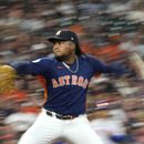 En esta foto tomada con una velocidad baja de obturación, el dominicano Framber Valdez, de los Astros de Houston, hace un lanzamiento en el juego del martes 20 de junio de 2023, ante los Mets de Nueva York (AP Foto/David J. Phillip)