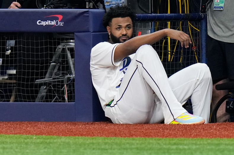 El antesalista dominicano Junior Caminero, de los Rays de Tampa Bay, observa desde la cueva el tercer juego de la Serie Mundial ante los Cerveceros de Milwaukee, el lunes 26 de octubre de 2026 (AP Foto/Chris OMeara)