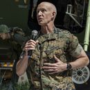 Esta imagen, proporcionada por la Infantería de Marina de EEUU, muestra al teniente coronel James Glynn hablando el 14 de julio de 2023 durante el cambio de mando del Regimiento Guerrero Herido, en el Museo Nacional de la Infantería de Marina en Triangle, Virginia. (Cabo Mitchell Johnson/Infantería de Marina vía AP)