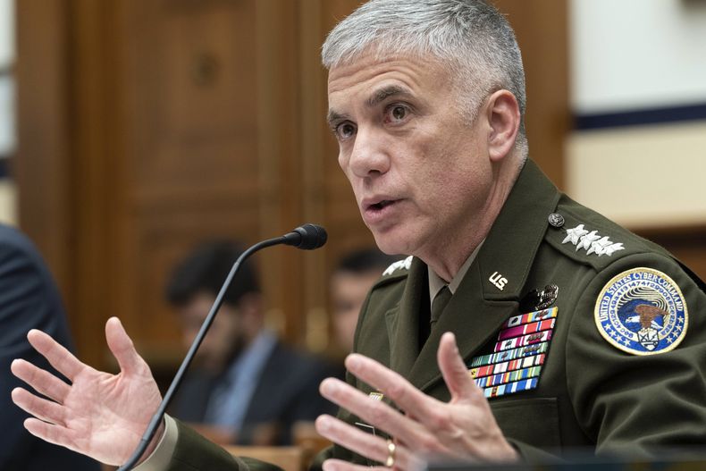 ARCHIVO - El general Paul Nakasone, comandante del Mando Cibernético de Estados Unidos, testifica ante la audiencia del Subcomité de Servicios Armados de la Cámara de Representantes sobre operaciones en el ciberespacio, en el Capitolio en Washington, el 30 de marzo de 2023. La Agencia de Seguridad Nacional está poniendo en marcha un centro de seguridad de inteligencia artificial, según informó el director saliente, el general del ejército Paul Nakasone, el jueves 28 de septiembre de 2023. (AP Foto/Jose Luis Magana, Archivo)