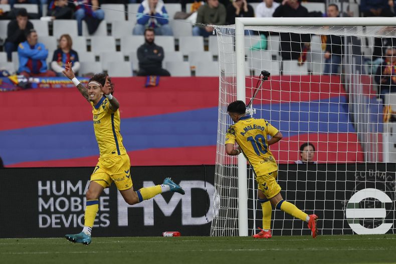 Fabio Silva de Las Palmas celebra tras anotar el segundo gol en el encuentro de la liga española ante el Barcelona en el Estadio Olímpico Lluis Companys el sábado 30 de noviembre del 2024. (AP Foto/Joan Monfort)