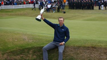 ARCHIVO - Foto del 23 de julio del 2017, el estadounidense Jordan Spieth celebra con el trofeo tras ganar el Abierto Británico en Royal Birkdale. (AP Foto/Dave Thompson, Archivo)