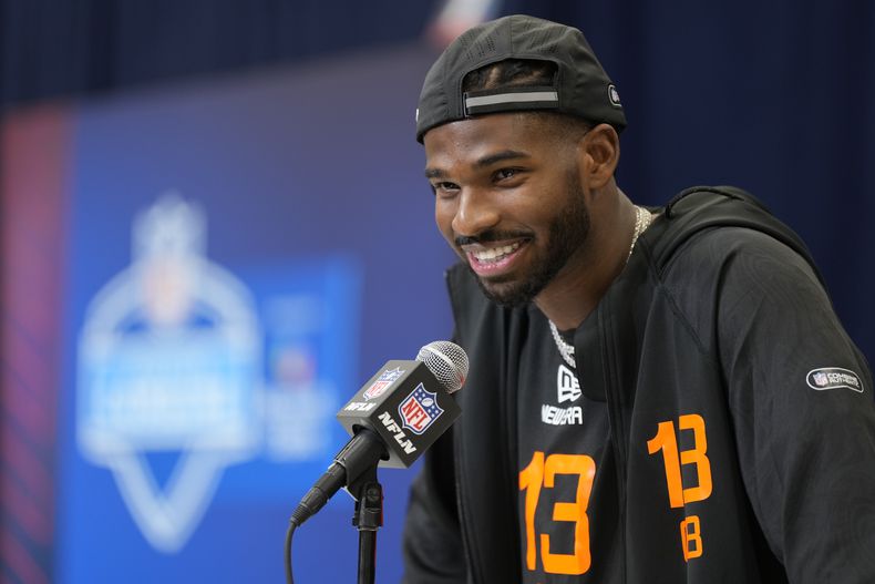 Shedeur Sanders, quarterback de Colorado, habla con los representantes de los medios durante sesión de preguntas en el scouting combine de la NFL, el viernes 28 de febrero de 2025, en Indianápolis. (AP Foto/George Walker IV)