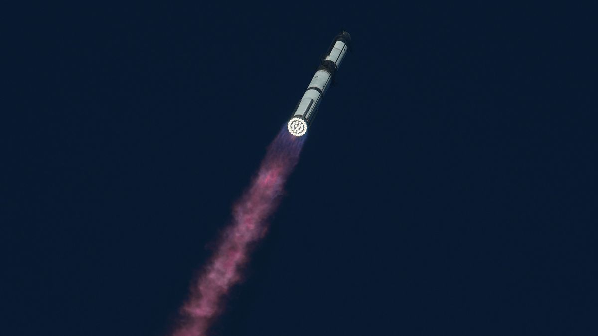 SpaceX lanza el cohete más grande del mundo en un vuelo de prueba exitoso
