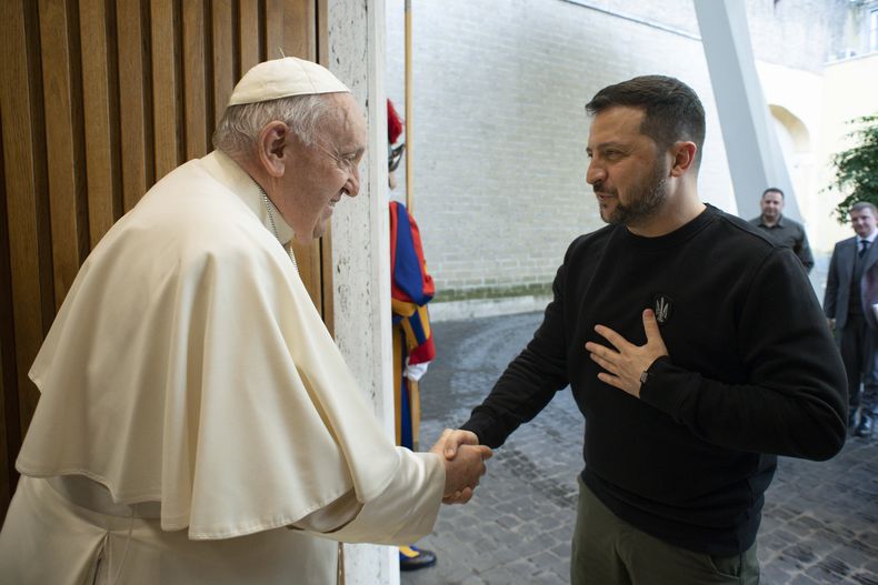 ARCHIVO - En esta imagen publicada por Vatican News, el papa Francisco se reúne con el presidente de Ucrania, Volodymyr Zelenskyy, en una audiencia privada en el Vaticano, el sábado 13 de mayo de 2023. (Vatican News via AP, Archivo)