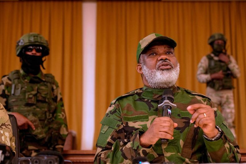 ARCHIVO – El líder rebelde del grupo Alliance Fleuve Congo (AFC), que incluye al grupo M23, Corneille Nangaa, habla en una conferencia de prensa en Goma, república Democrática del Congo, el 30 de enero de 2025. (AP Foto/Brian Inganga, Archivo)