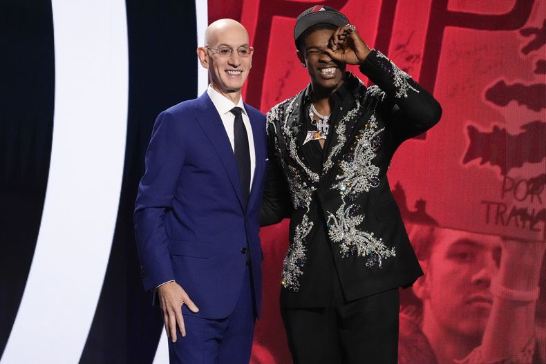 Scoot Henderson, a la derecha, posa con el Comisionado de la NBA, Adam Silver, después de que los Trail Blazers de Portland lo seleccionaran como jugador número tres general en el draft de la NBA, el jueves 22 de junio de 2023. (AP Foto/John Minchillo)