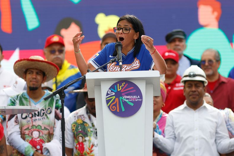 La presidenta encargada de Venezuela, Delcy Rodríguez, se dirige a sus seguidores el jueves 30 de abril de 2026, en Caracas, Venezuela. (AP Foto/Pedro Mattey)
