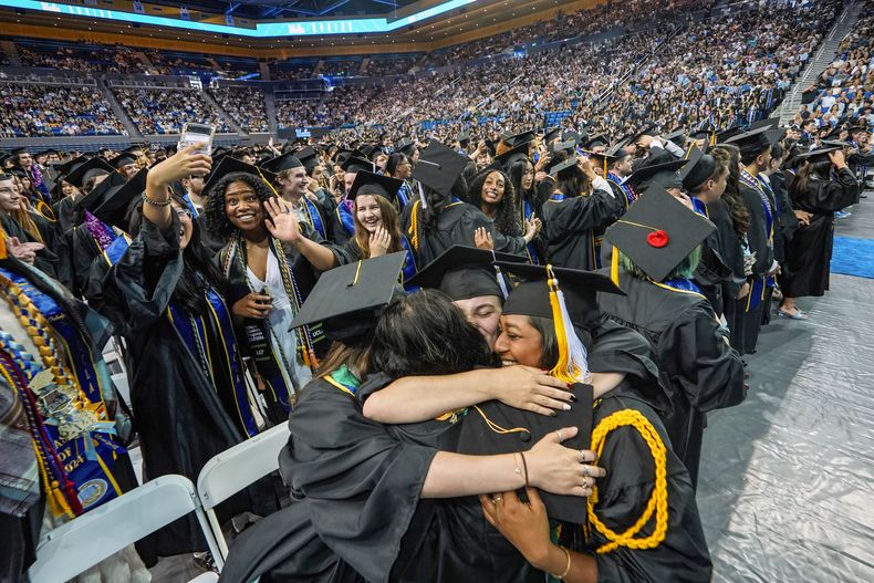 ARCHIVO - Estudiantes de la Universidad de California, campus Los Ángeles, festejan durante una ceremonia de graduación dentro del Pauley Pavilion en las instalaciones universitarias, el 14 de junio de 2024, en Los Ángeles. (AP Foto/Damian Dovarganes, archivo)
