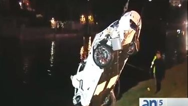 americateve | Dos jóvenes hispanos murieron hoy cuando el lujoso y moderno automóvil marca Porsche en el que viajaban cayó en un canal de la autopista Dolphin, cerca de Le June Road.