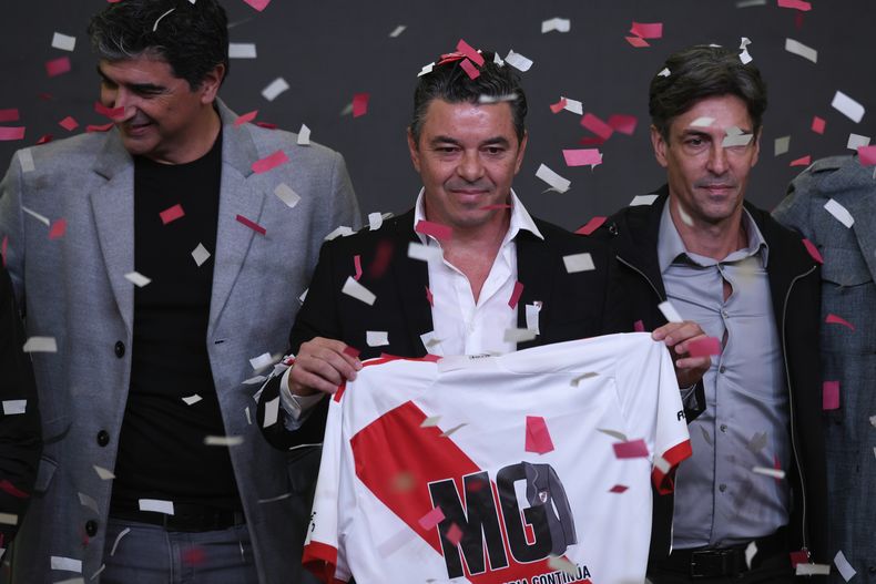 Marcelo Gallardo sostiene su nueva camiseta de River Plate al ser presentado como el nuevo entrenador de fútbol del equipo en Buenos Aires, Argentina, el lunes 5 de agosto de 2024. (AP Foto/Gustavo Garello)