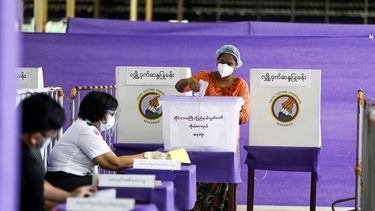 Un centro de votación de Yangón, Myanmar, el 8 de noviembre del 2020. (AP foto/Thein Zaw)