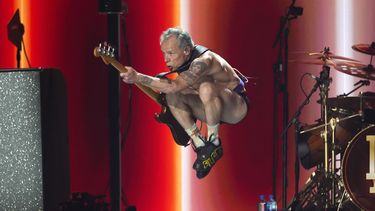 Flea de Red Hot Chili Peppers se presenta durante el concierto benéfico FireAid el jueves 30 de enero de 2025 en The Forum en Inglewood, California. (Foto AP/Chris Pizzello)