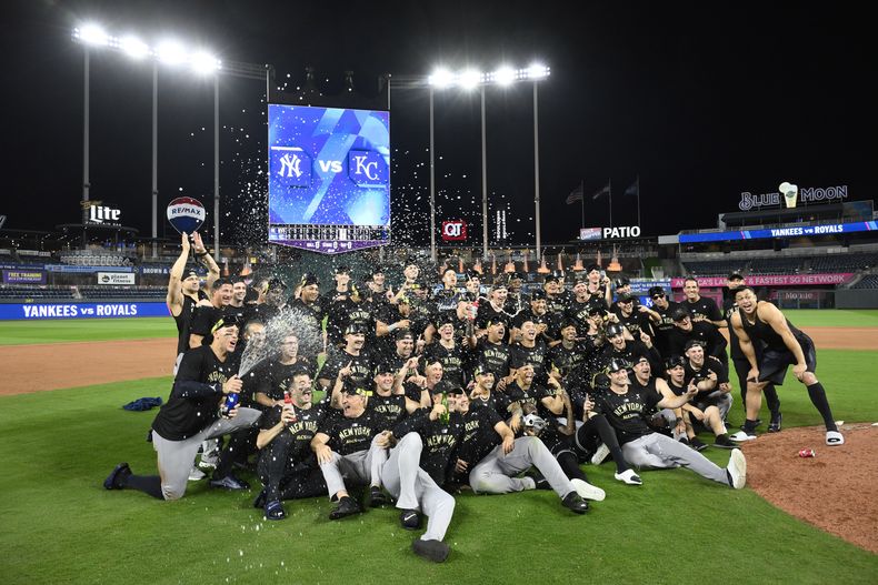 Miembros de los Yankees de Nueva York celebran después de una victoria por 3-1 sobre los Reales de Kansas City en el cuarto juego de la serie divisional de la Liga Americana de béisbol, el jueves 10 de octubre de 2024, en Kansas City, Missouri. (AP Foto/Reed Hoffmann)