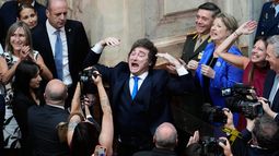 El presidente Javier Milei llega al Congreso para pronunciar su discurso anual sobre el Estado de la Nación, el domingo 1 de marzo de 2026, en Buenos Aires, Argentina. (AP Foto/Gustavo Garello)