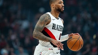 El base de los trail Blazers de Portland Damian Lillard avanza con el balón en el encuentro de pretemporada ante los Warriors de Golden State el miércoles 7 de octubre del 2026. (AP Foto/Ali Gradischer)