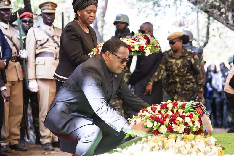 El presidente de Malaui Lazarus Chakwera deposita flores en el entierro del vicepresidente Saulos Chilima en Nsipe, Malaui, el 17 de junio del 2024. (Foto AP /Thoko Chikondi)