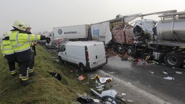 americateve | Vista de un choque masivo en la carretera A19 en Zonnebeke, B&eacute;lgica, el martes 3 de diciembre del 2013. Tres choques m&uacute;ltiples en medio de la niebla dejaron al menos un muerto y 54 heridos. (AP Foto/Yves Logghe)