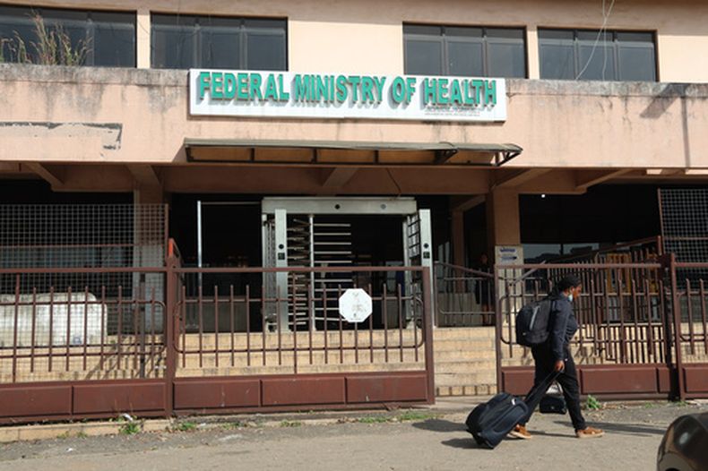 Una mujer pasa frente al Ministerio Federal de Salud en Abuya, Nigeria, el miércoles 21 de octubre de 2026. (Foto AP/Afolabi Sotunde)