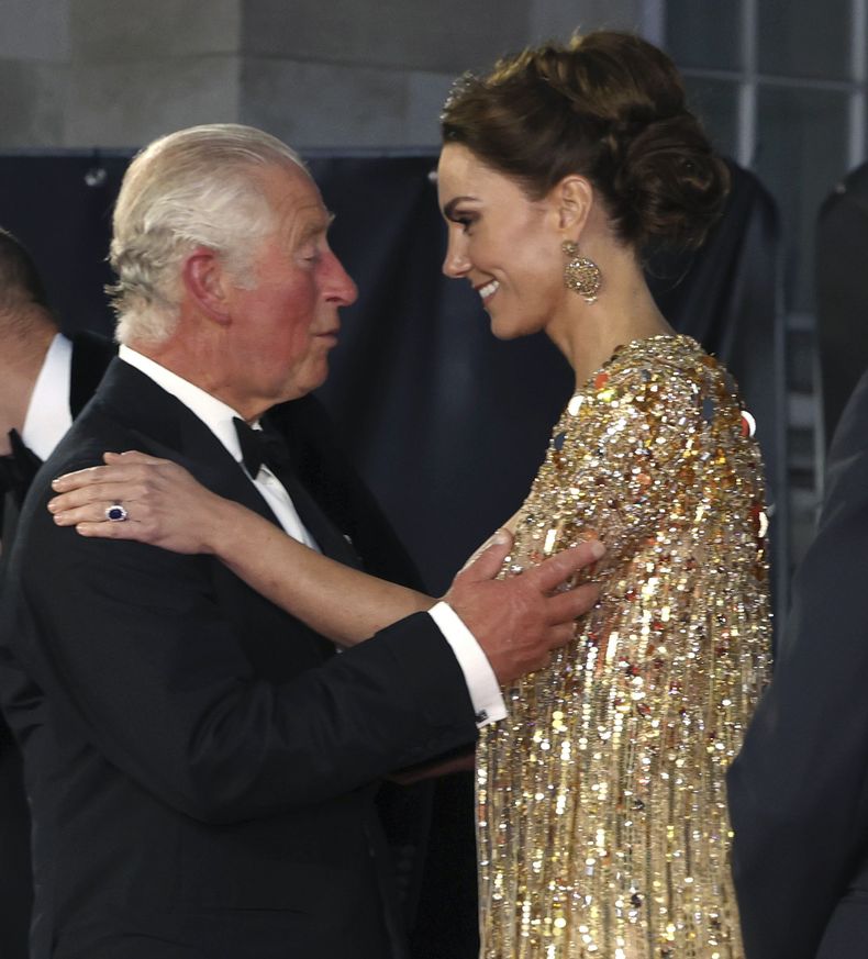 ARCHIVO - El príncipe Carlos de Gran Bretaña, izquierda, habla con Catalina, la duquesa de Cambridge a su llegada al estreno mundial de la nueva película de James Bond “No Time To Die”, en Londres el 28 de septiembre de 2021. La atención sobre la princesa Catalina ha alcanzado niveles no vistos desde que se casó con el príncipe Guillermo en una boda de cuento de hadas en 2011. La admisión de que Catalina alteró una fotografía familiar oficial provocó una reacción violenta. (Chris Jackson/Pool Photo via AP, archivo)