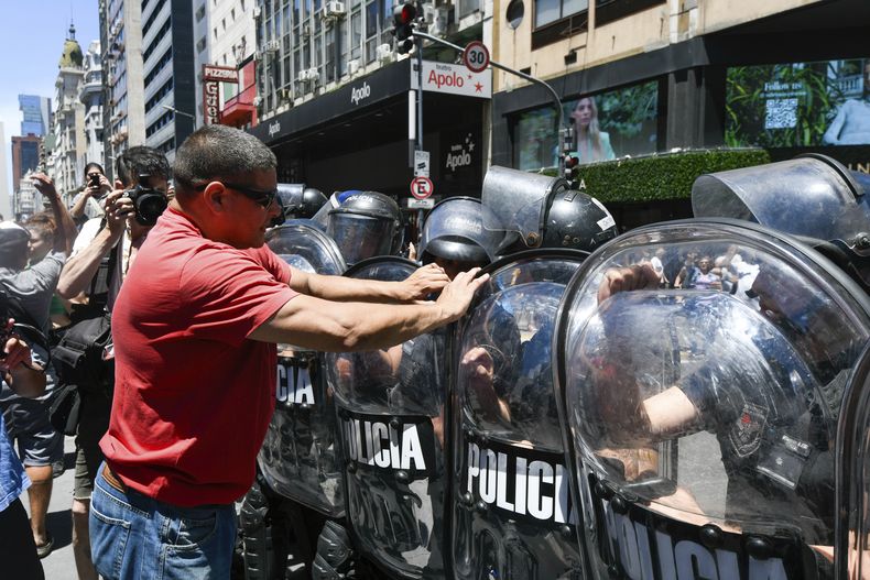 Manifestantes antigubernamentales se enfrentan a la policía para protestar por las reformas económicas del presidente argentino Javier Milei frente a la Corte Suprema mientras los sindicatos impugnan legalmente las medidas en Buenos Aires, Argentina, el miércoles 27 de diciembre de 2023. (AP Foto/Gustavo Garello)