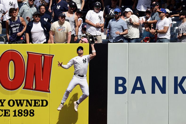 El campocorto de los Yankees de Nueva York, Max Schuemann, atrapa un elevado de Brayan Rocchio, de los Guardianes de Cleveland, durante la séptima entrada de un partido de béisbol el jueves 4 de junio de 2026, en Nueva York. (Foto AP/Adam Hunger)