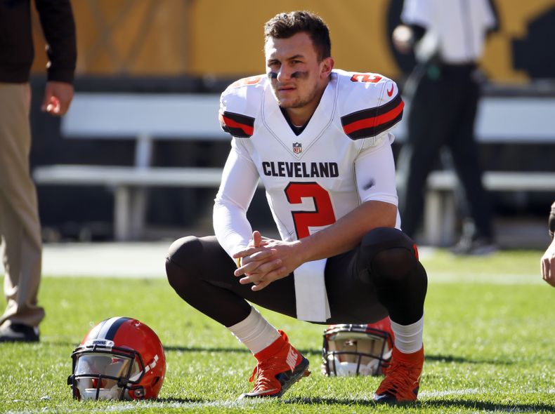 ARCHIVO- Johnny Manziel, quarterback de los Browns de Cleveland, espera durante un partido del equipo de la NFL en contra de los Steelers de Pittsburgh, el 15 de noviembre de 2015. Manziel reveló en un documental que intentó suicidarse después de haber sido cortado por el equipo en 2016. Manziel, quien fue elegido por los Browns en 2014 después de una exitosa carrera colegial en Texas A&M, dijo que si vida se había salido de control. (AP Foto/Gene J. Puskar, Archivo)