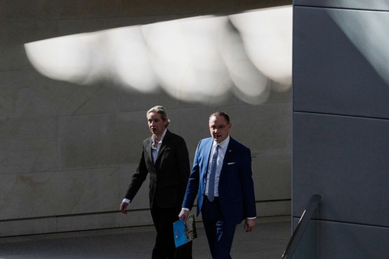 ARCHIVO – Los líderes de AfD Alice Weidel, izquierda, y Tino Chrupalla, asisten a una sesión del Parlamento alemán en Berlín, Alemania, el 18 de marzo de 2026. (AP Foto/Markus Schreiber, Archivo)