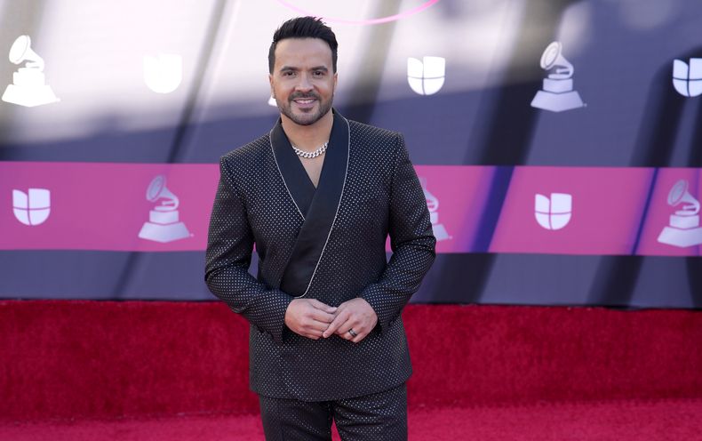 ARCHIVO - Luis Fonsi llega la 23a entrega anual del Latin Grammy en la Arena Mandalay Bay Michelob Ultra el 17 de noviembre de 2022. Fonsi lanzó su álbum El viaje con colaboraciones con Laura Pausini y Carlos Vives el 17 de mayo de 2024. (Foto AP/John Locher, archivo)