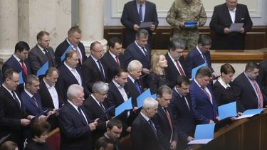americateve | Diputados del regi&eacute;n elegido parlamento de Ucrania, prestan juramento en la ceremonia de apertura de la legislatura en Kiev, Ucrania, el 27 de noviembre de 2014. (Foto AP/Efrem Lukatsky)