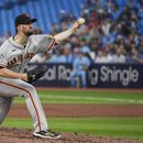 El abridor de los Gigantes de San Francisco Alex Wood lanza en la segunda entrada del juego ante los Azulejos de Toronto el martes 27 de junio del 2023. (Andrew Lahodynskyj/The Canadian Press via AP)
