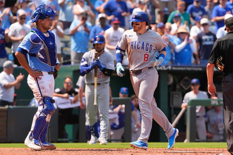 Ian Happ, de los Cachorros de Chicago, cruza el plato tras conectar un cuadrangular de dos carreras durante la sexta entrada de un partido de béisbol contra los Reales de Kansas City, el domingo 9 de agosto de 2026, en Kansas City, Misuri. (Foto AP/Charlie Riedel)