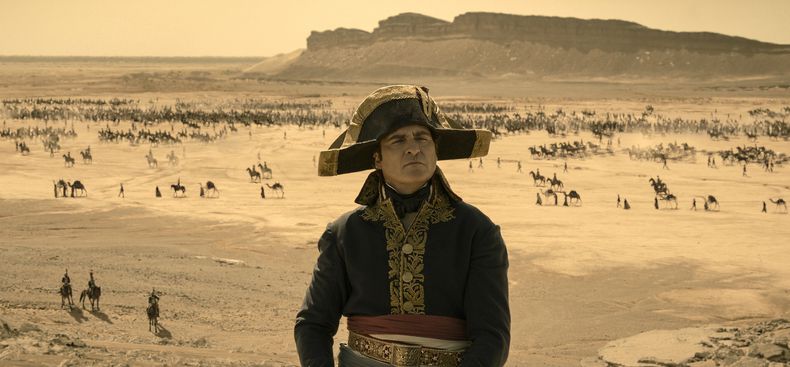 En esta imagen proporcionada por Apple TV+, Joaquin Phoenix en una escena de Napoleon. (Apple TV+ vía AP)
