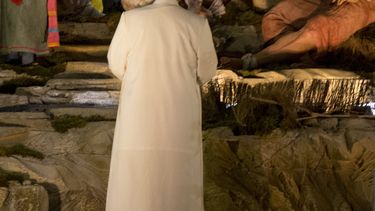 americateve | El papa Francisco observa el Nacimiento colocado en la Plaza de San Pedro, el martes 31 de diciembre de 2013. (Foto AP/Alessandra Tarantino)