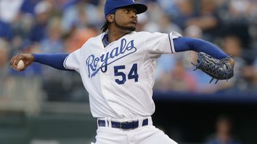 americateve | El pitcher dominicano Ervin Santana lanza con los Reales de Kansas City el 20 de agosto de 2013 en Kansas City, Misuri. Santana pact&oacute; con los Bravos de Atlanta el mi&eacute;rcoles, 12 de marzo de 2014. (AP Photo/Charlie Riedel, File)