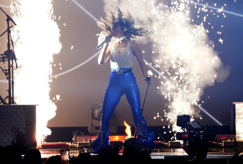 Lainey Wilson interpreta Grease en la 58a entrega anual de los Premios de la Academia de Música Country el jueves 11 de mayo de 2023, en el Ford Center en Frisco, Texas. (Foto AP/Chris Pizzello)