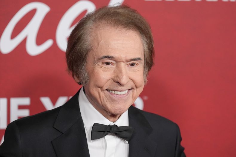 Raphael llega a la 26ª ceremonia de la Persona del Año de los Latin Grammy en su honor el miércoles 12 de noviembre de 2025 en Mandalay Bay en Las Vegas. (Foto AP/Chris Pizzello)