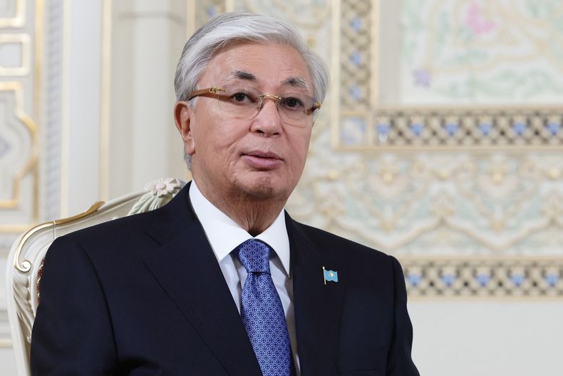 El presidente de Kazajistán, Kassym-Jomart Tokayev, asiste a una reunión con el presidente ruso, Vladímir Putin, al margen de la cumbre de la Comunidad de Estados Independientes en el Palacio de la Nación en Dusambé, Tayikistán, el 10 de octubre de 2025. (Vladimir Smirnov, Sputnik, Kremlin Pool Photo vía AP, archivo)