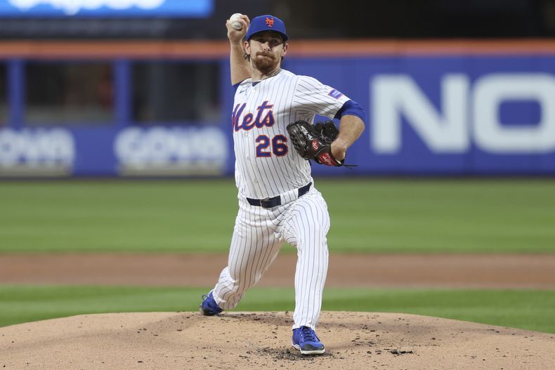 Nolan McLean, de los Mets de Nueva York, lanza en el juego ante los Filis de Filadelfia, el miércoles 27 de agosto de 2025 (AP Foto/Pamela Smith)